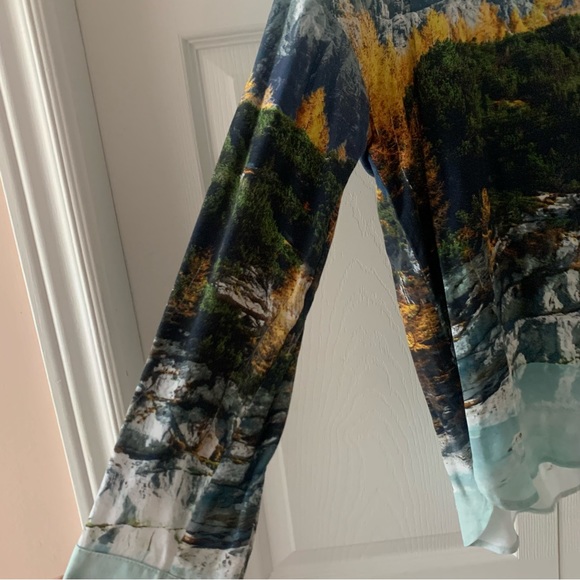 Mountain Scene Blouse - Picture 3 of 7
